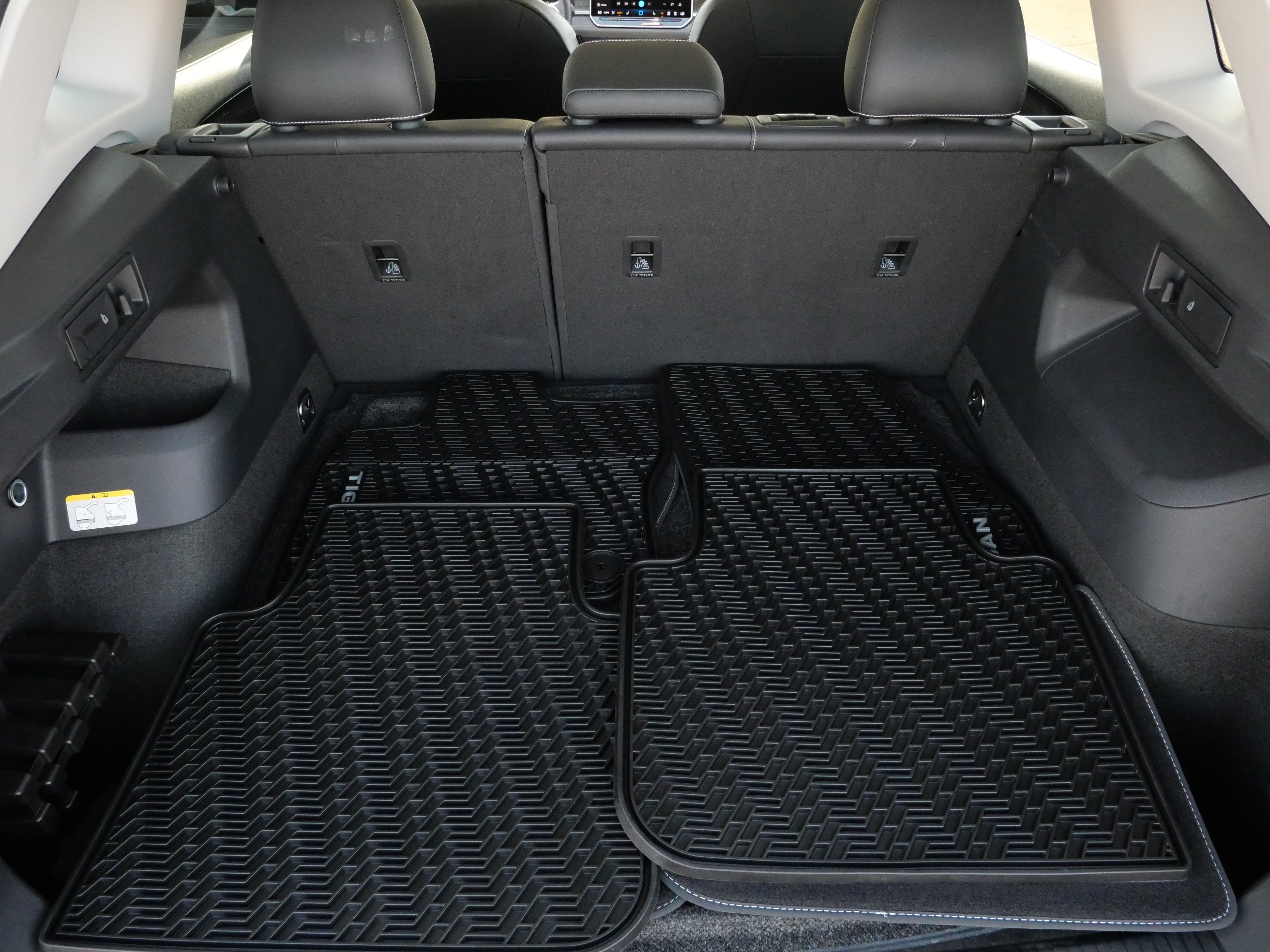 Certified 2025 Volkswagen Tiguan SE w/ Panoramic Sunroof Package AWD/4WD image 18