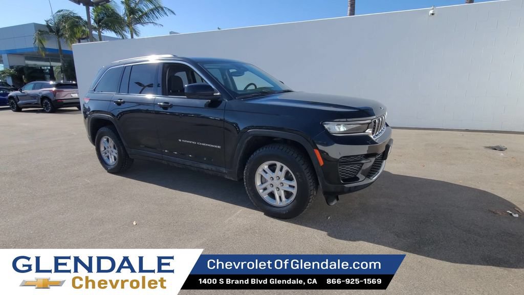 Used 2023 Jeep Grand Cherokee Laredo AWD/4WD image 2