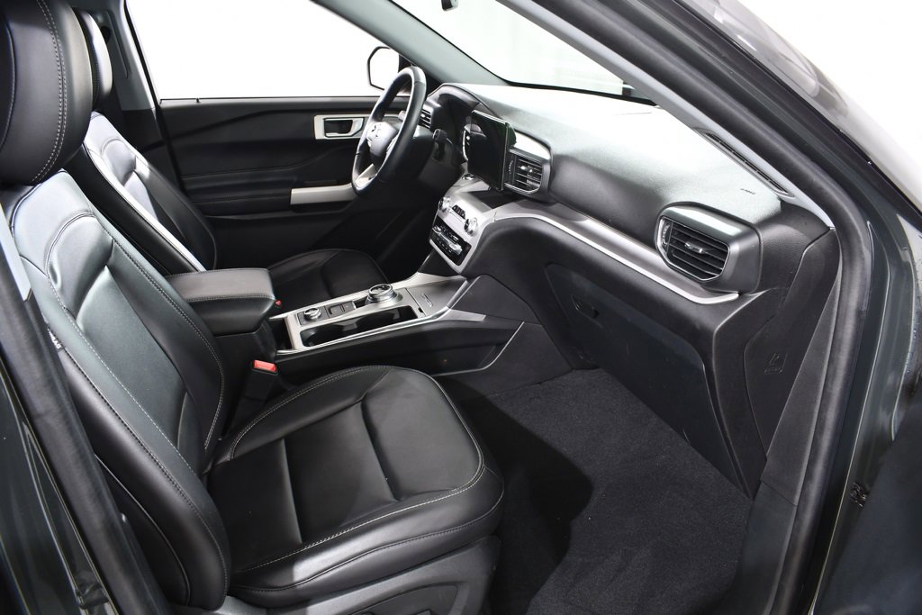 Used 2022 Ford Explorer XLT w/ Equipment Group 202A image 10