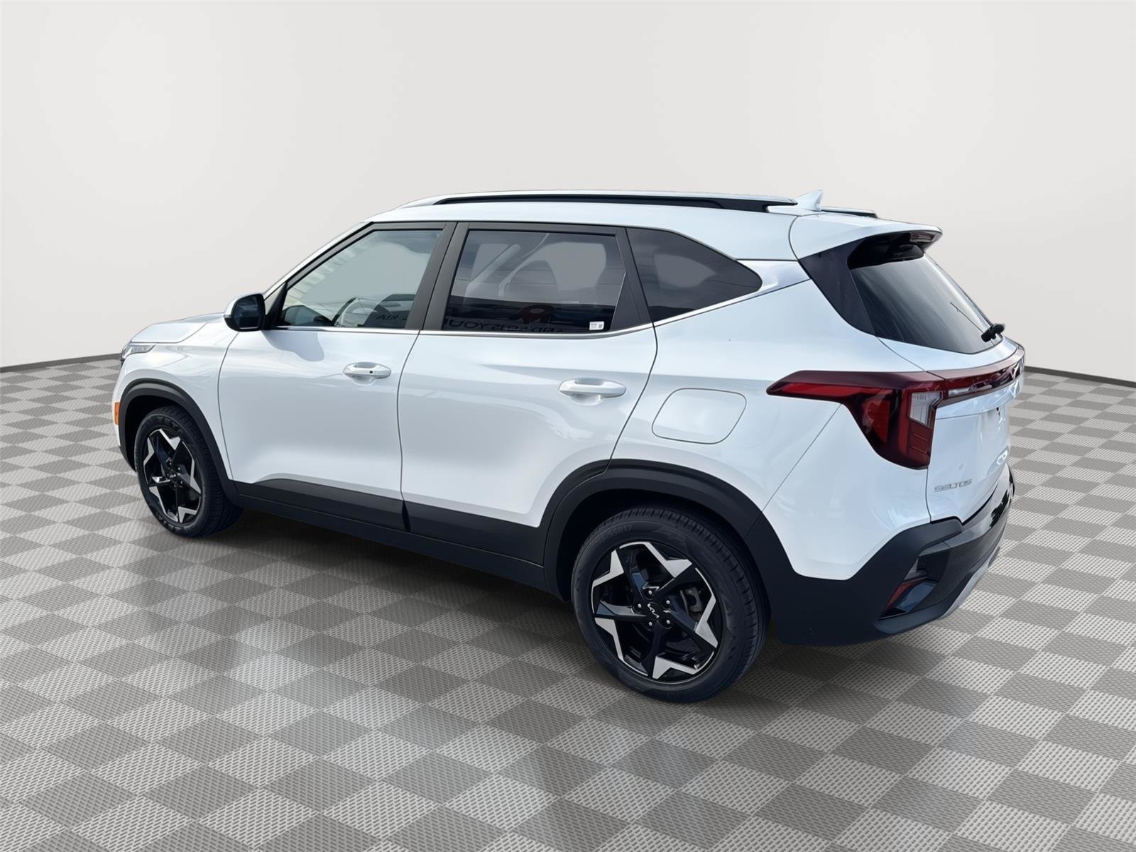 Used 2024 Kia Seltos EX FWD image 7