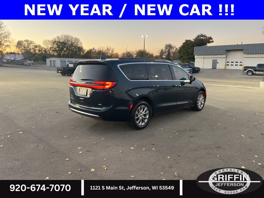 Used 2022 Chrysler Pacifica Touring-L image 10