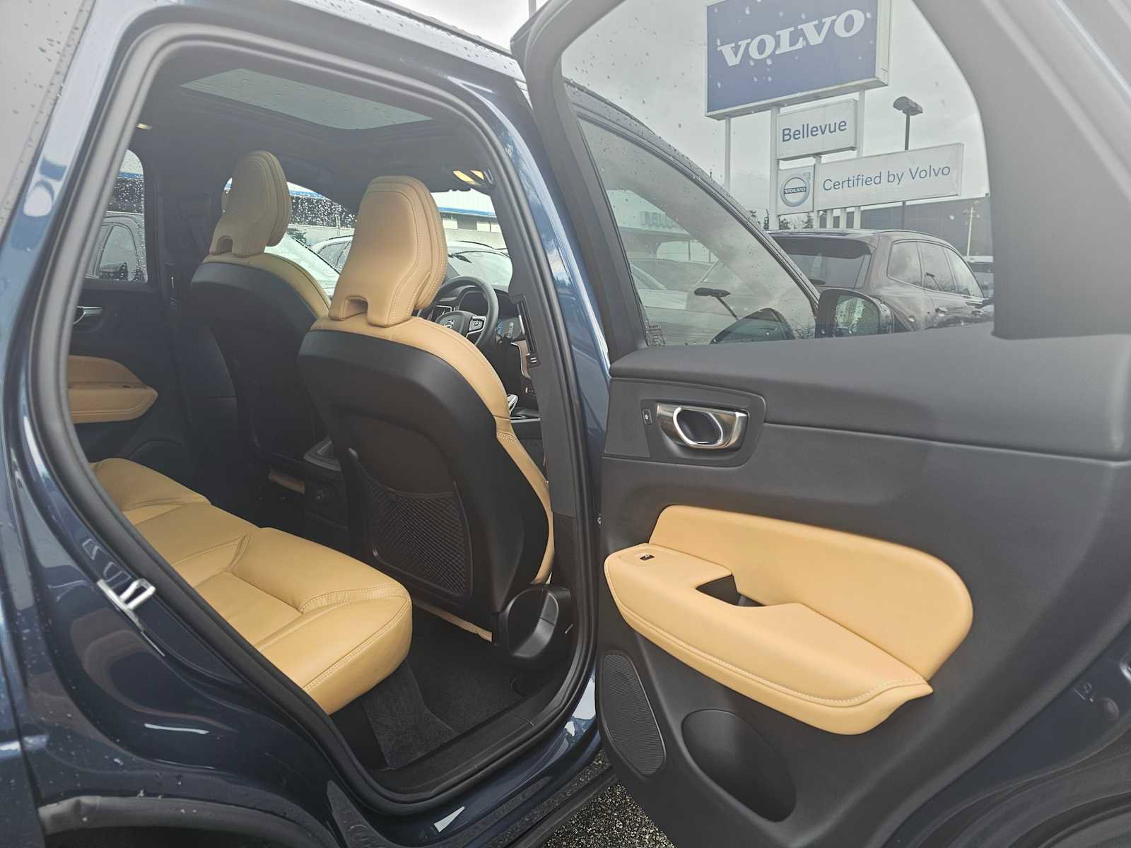 Certified 2025 Volvo XC60 T8 Ultra w/ Protection Package Premier image 12