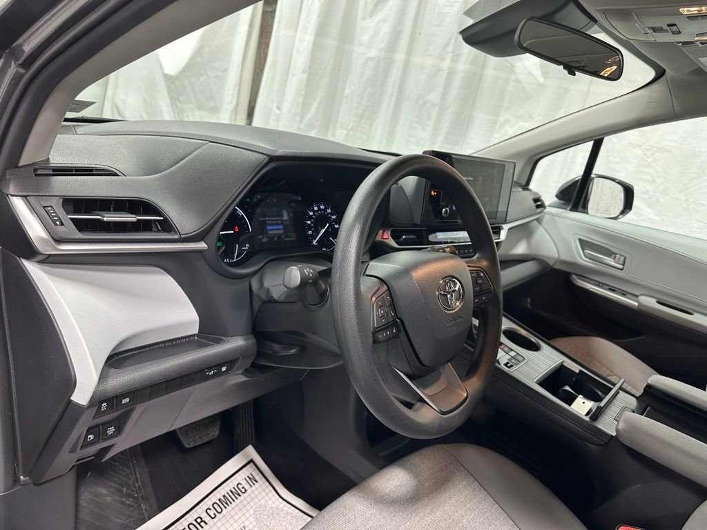 Used 2025 Toyota Sienna LE image 15