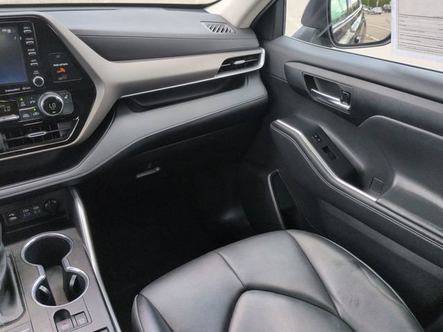 Used 2022 Toyota Highlander XLE AWD/4WD image 17