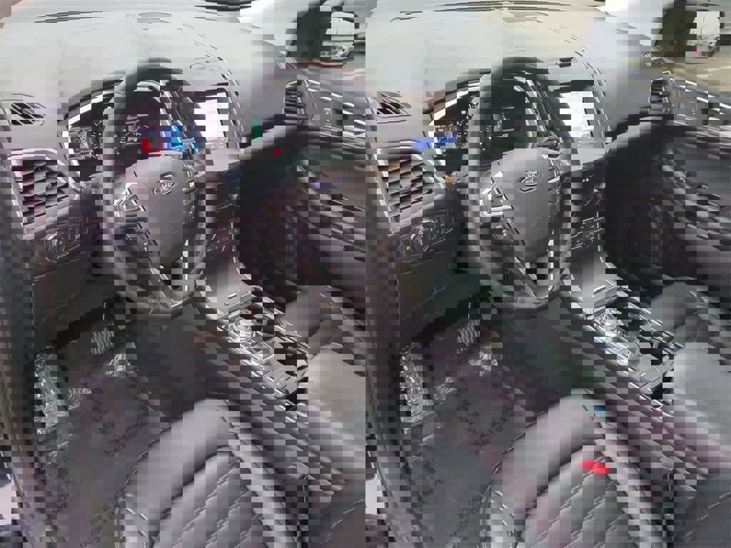 Used 2019 Ford Edge SEL w/ Equipment Group 201A image 2