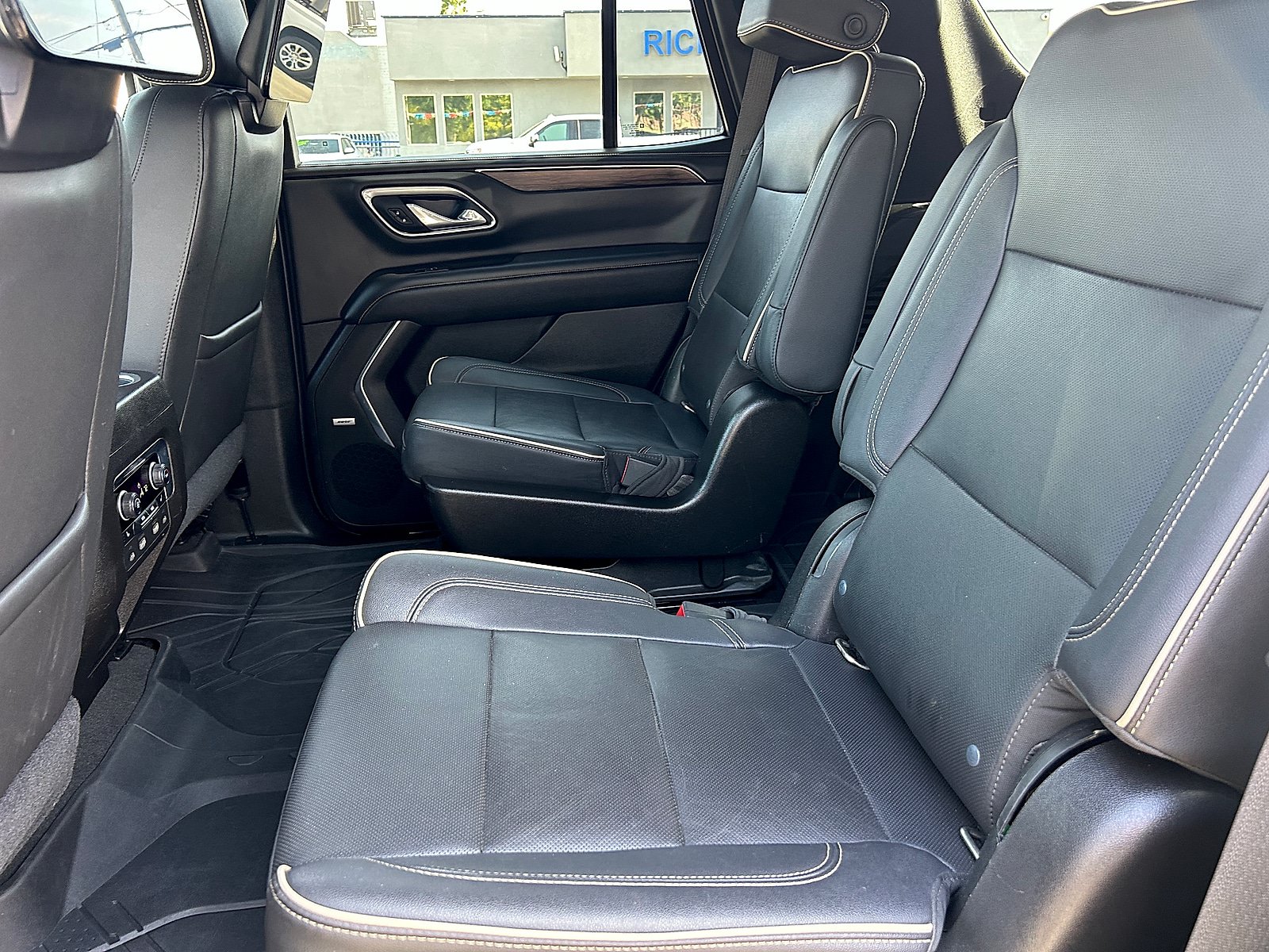 Used 2021 Chevrolet Tahoe Premier w/ Premium Package RWD image 27