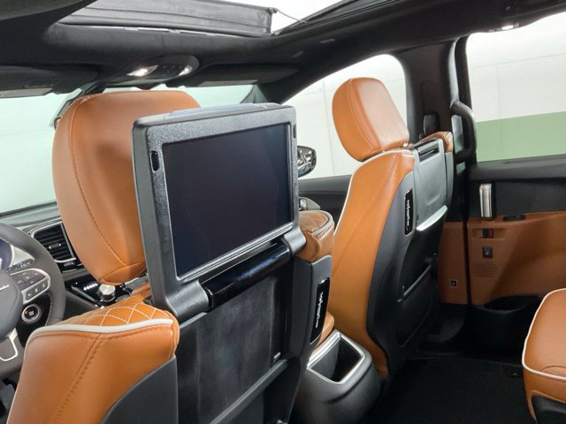 Used 2025 Chrysler Pacifica Pinnacle w/ Trailer Tow Group FWD image 29