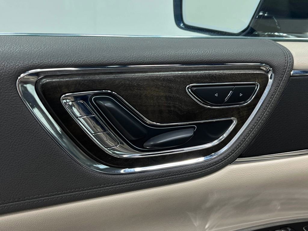 Used 2017 Lincoln Continental Select w/ Climate Package image 19