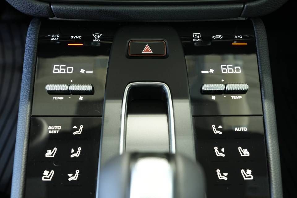 Certified 2025 Porsche Macan AWD/4WD image 21