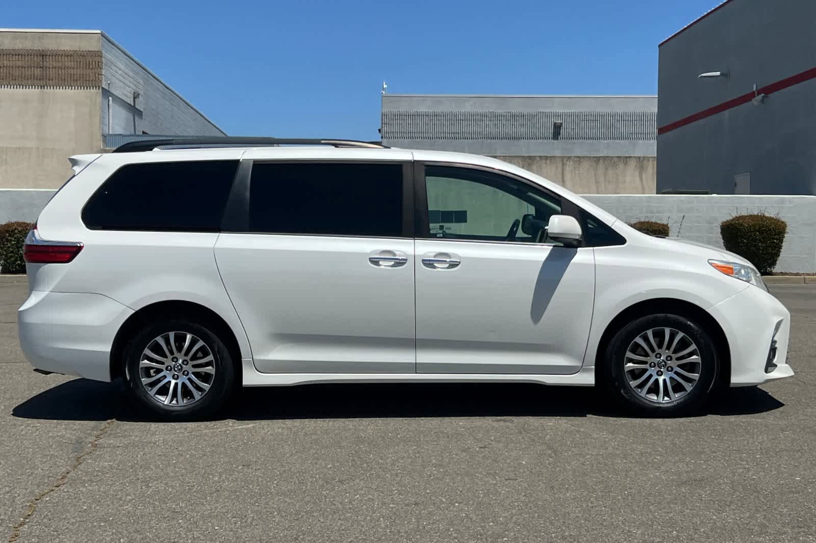Used 2018 Toyota Sienna XLE w/ XLE Navigation Package FWD image 6
