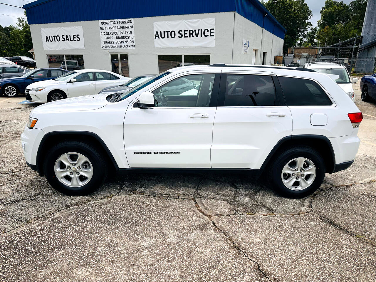 Used 2017 Jeep Grand Cherokee Laredo w/ Quick Order Package 2BE image 2