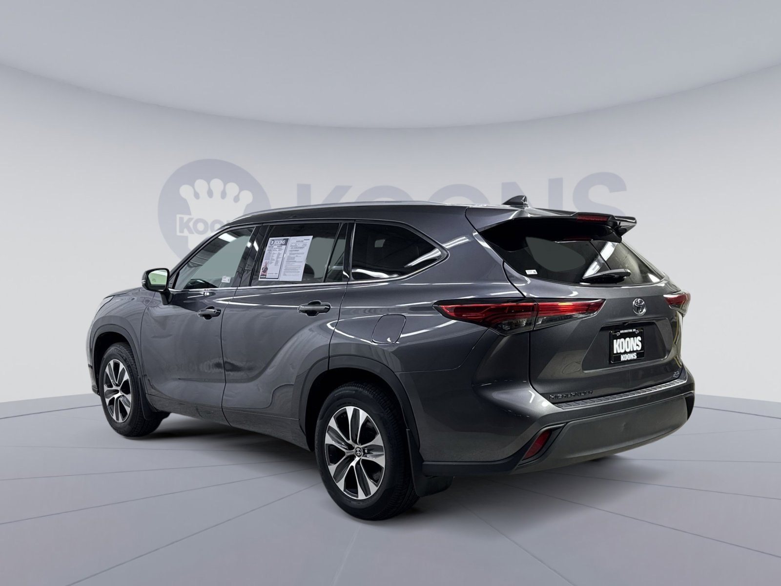 Used 2022 Toyota Highlander XLE FWD image 18