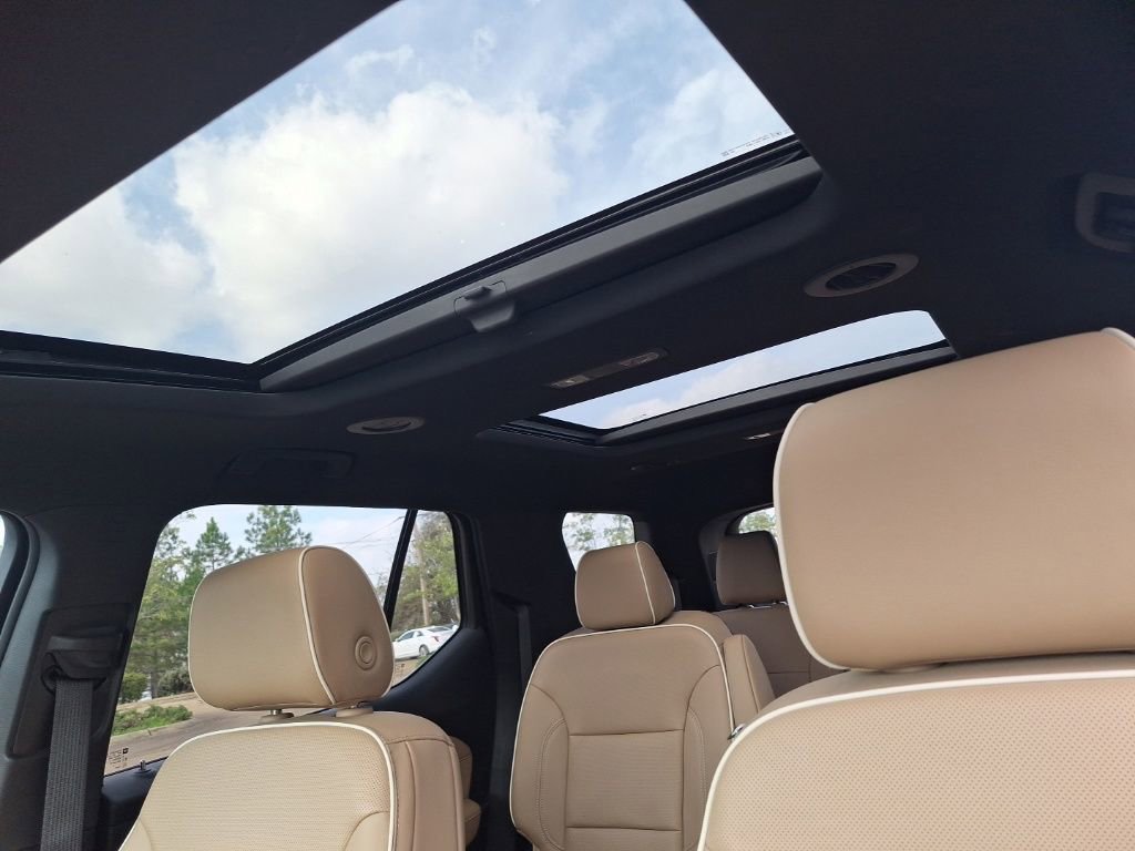 Used 2023 Chevrolet Traverse Premier image 37