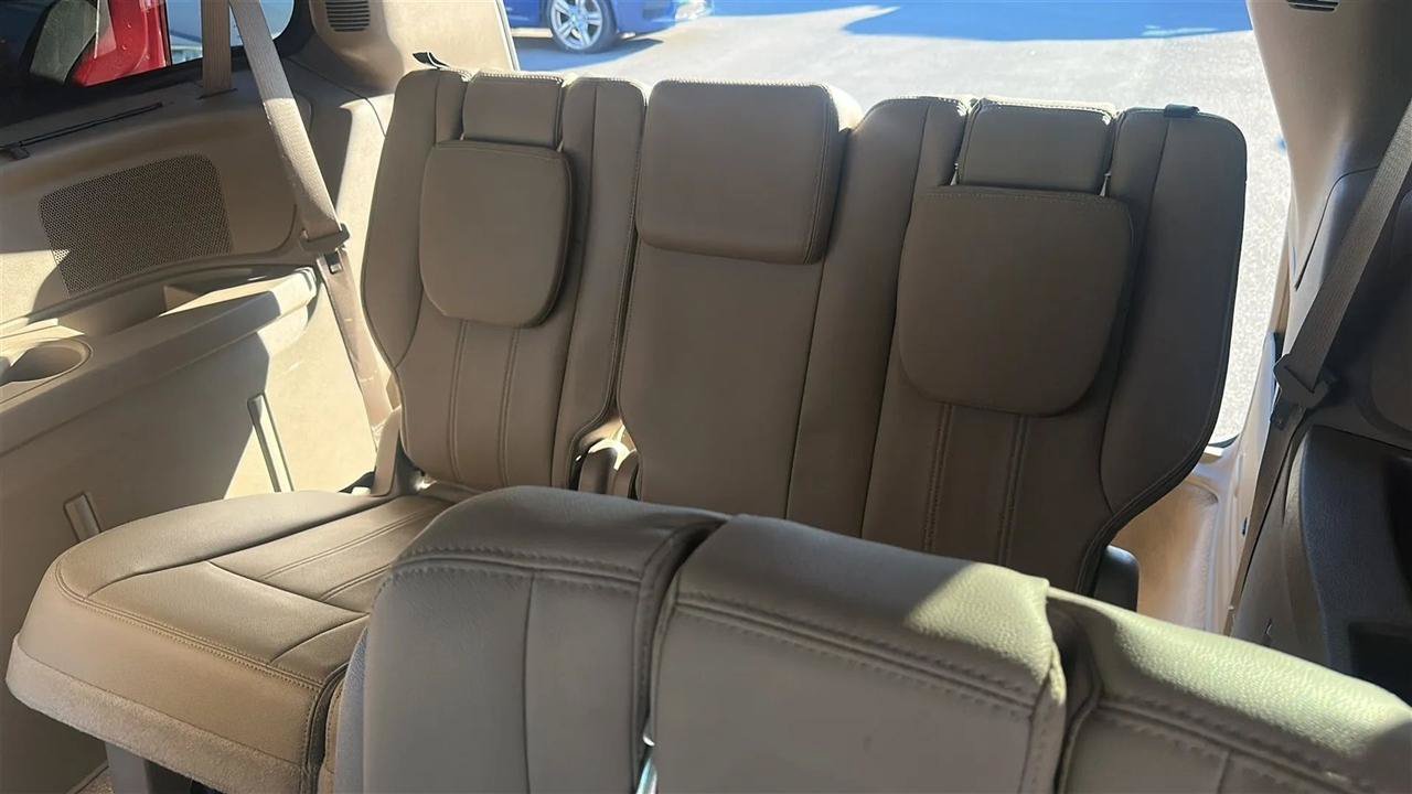Used 2016 Chrysler Town & Country Touring FWD image 24