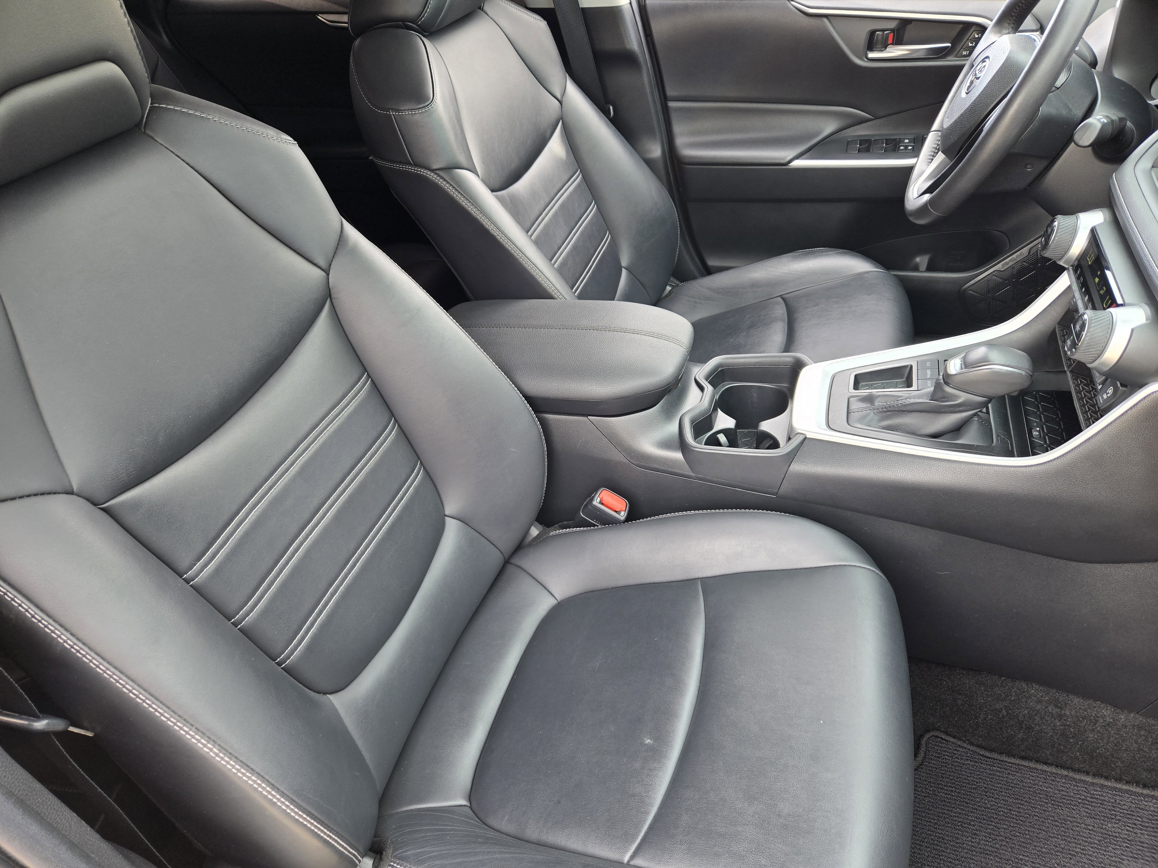 Used 2020 Toyota RAV4 XLE Premium image 19