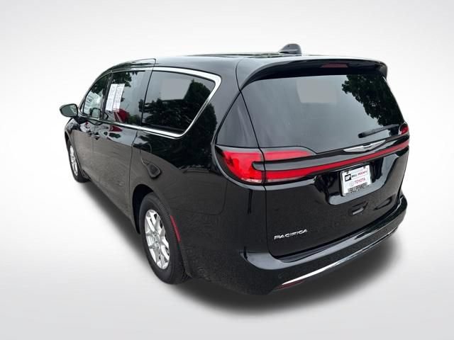 Used 2025 Chrysler Pacifica Select FWD image 3