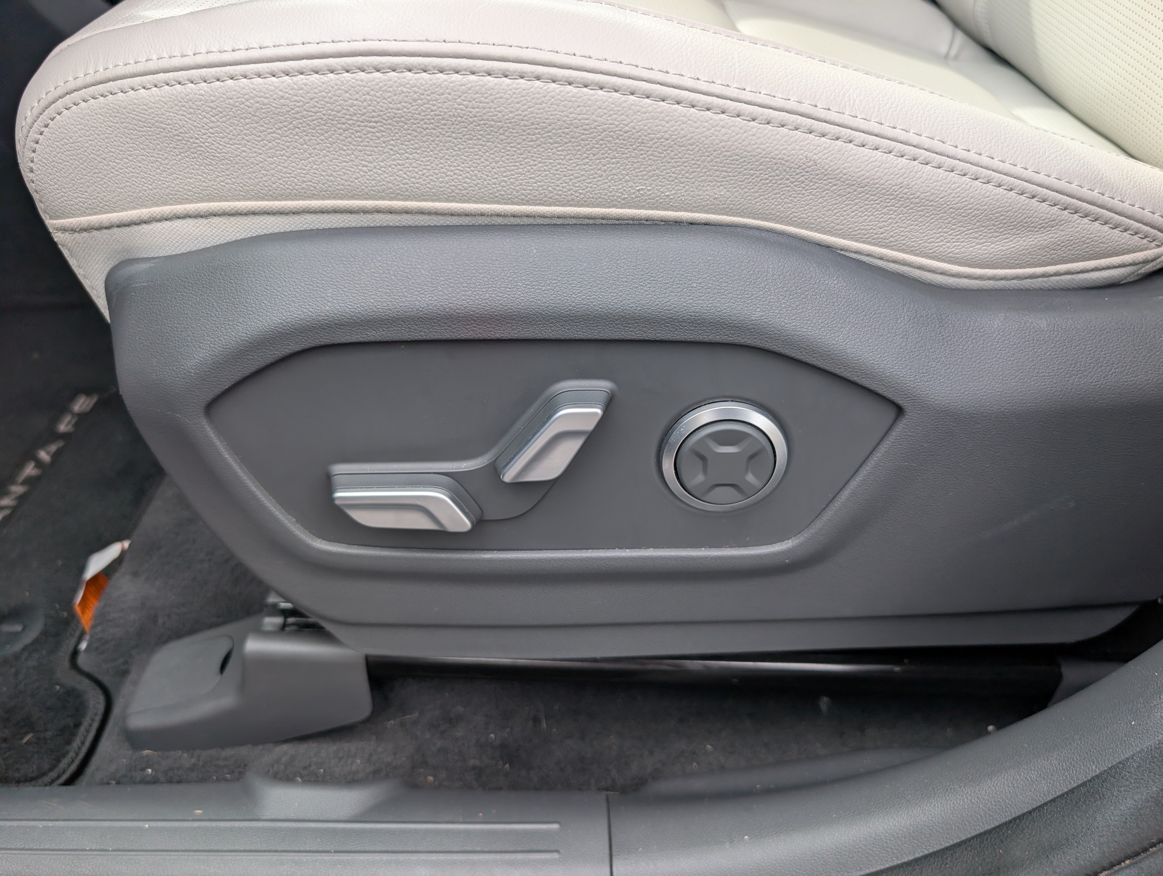 Used 2025 Hyundai Santa Fe Limited AWD/4WD image 15