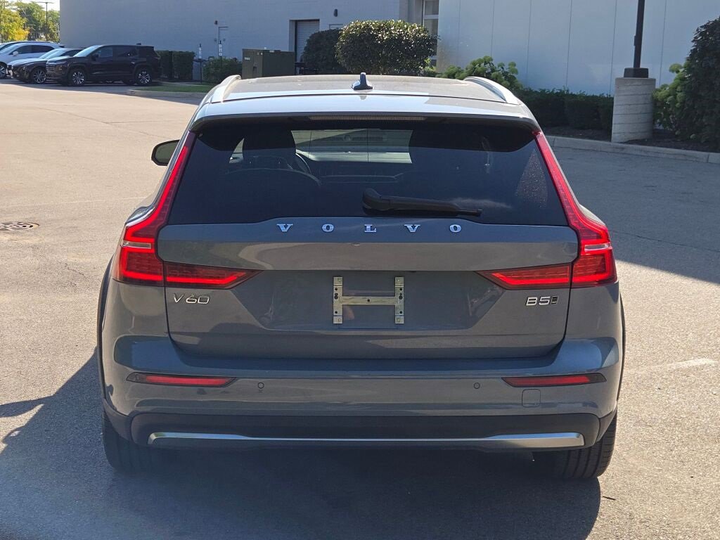 Used 2024 Volvo V60 B5 Cross Country Plus image 14