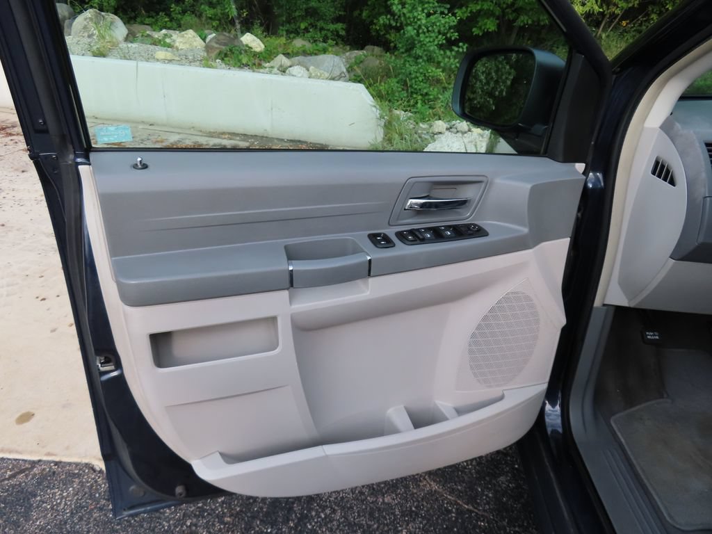 Used 2009 Chrysler Town & Country LX FWD image 19