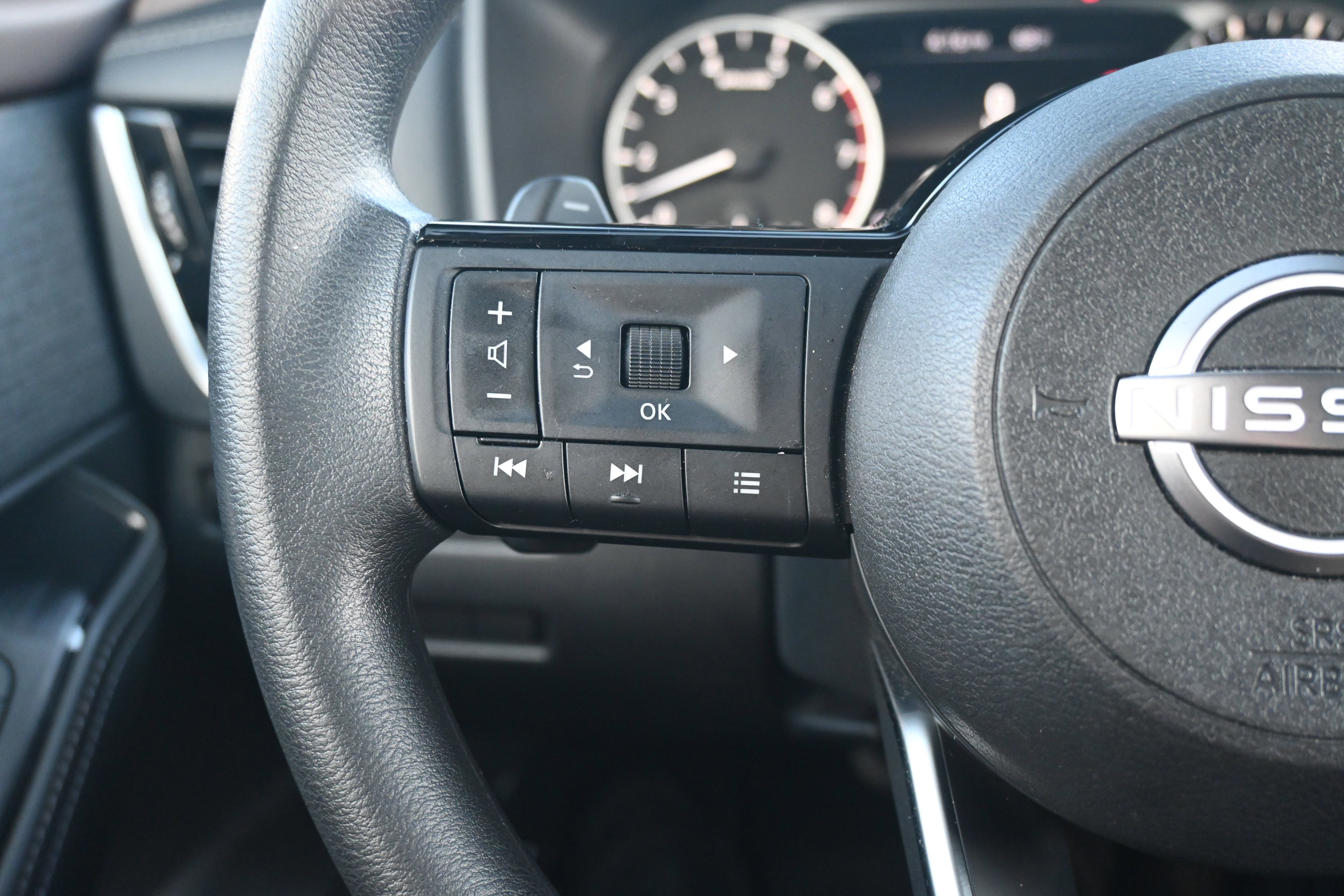 Used 2023 Nissan Rogue SV image 30