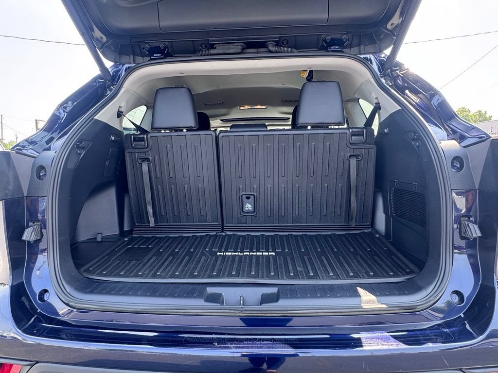 Used 2024 Toyota Highlander XLE AWD/4WD image 9