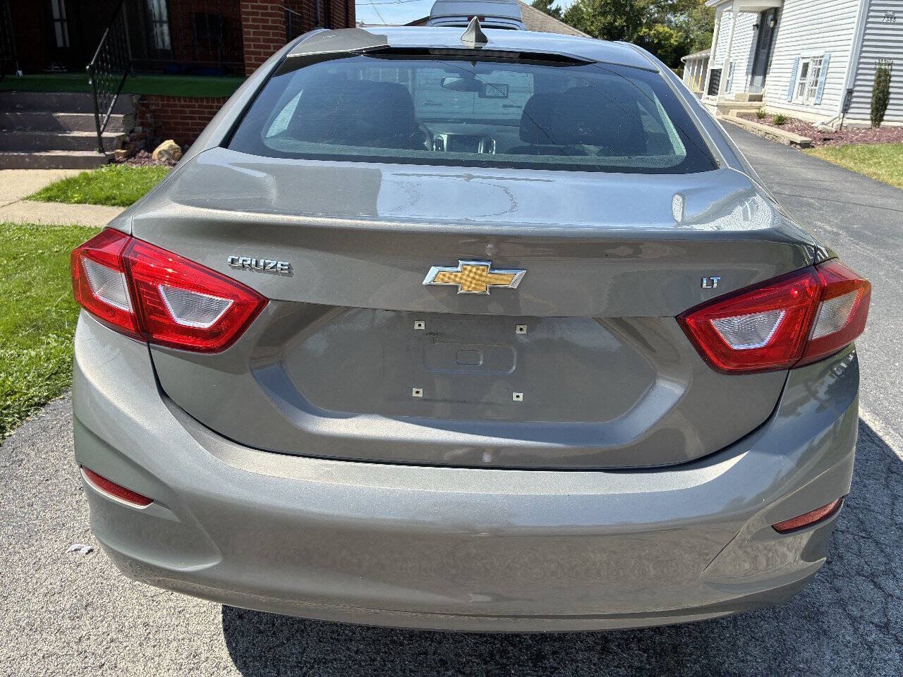 Used 2018 Chevrolet Cruze LT w/ Convenience Package FWD image 9