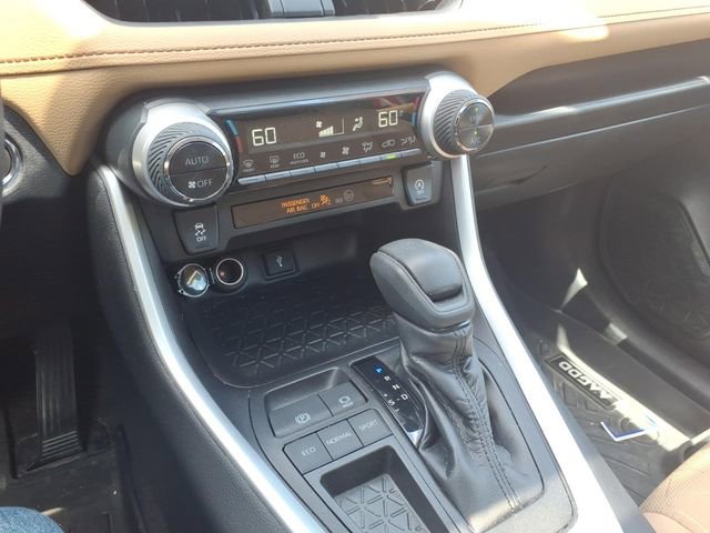 Used 2020 Toyota RAV4 XLE w/ Convenience Package FWD image 16