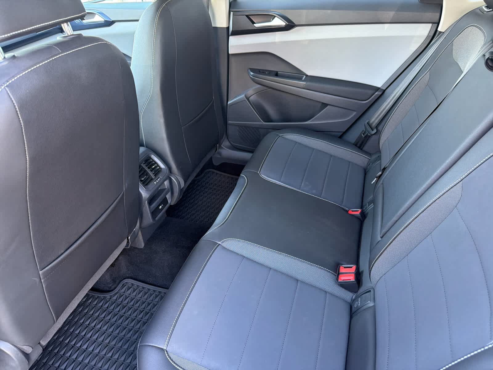 Used 2023 Volkswagen Taos SE w/ Panoramic Sunroof Package FWD image 4