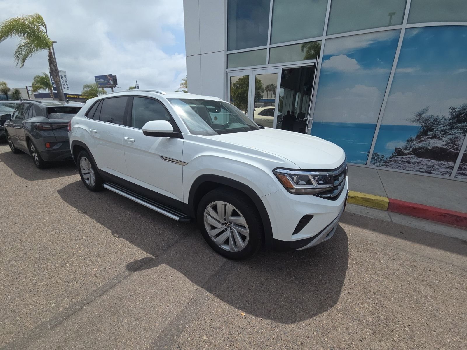 Used 2023 Volkswagen Atlas Cross Sport SE AWD/4WD image 2