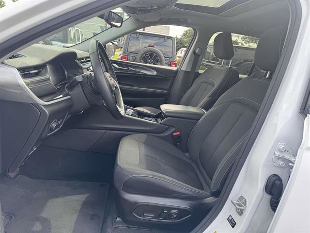 Used 2022 Jeep Grand Cherokee Laredo w/ Luxury Tech Group I image 7