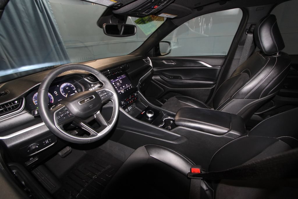 Used 2024 Jeep Grand Cherokee Altitude AWD/4WD image 2