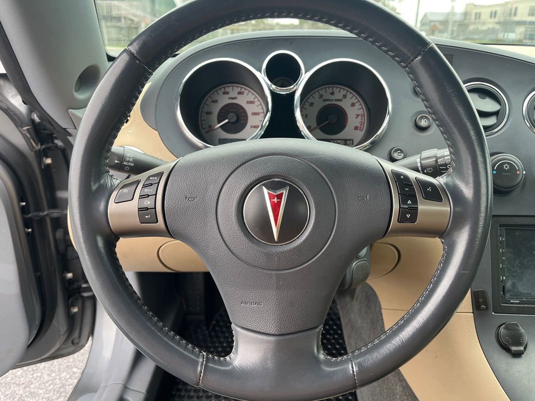 Used 2006 Pontiac Solstice w/ Premium Package image 14