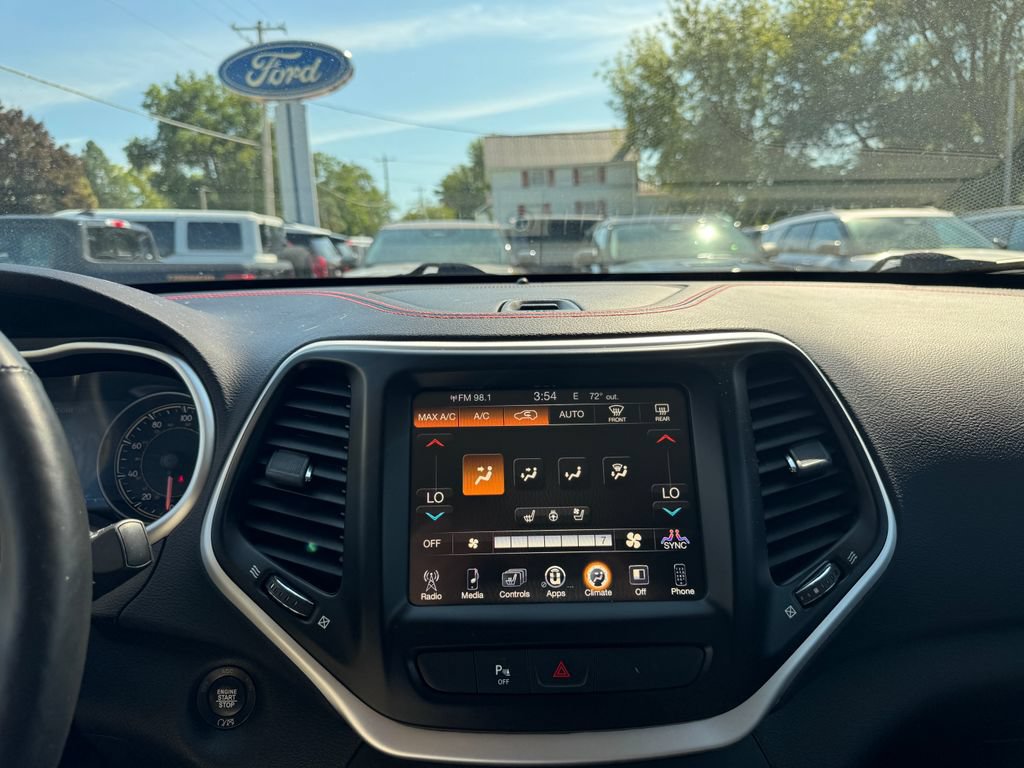 Used 2017 Jeep Cherokee Trailhawk AWD/4WD image 28