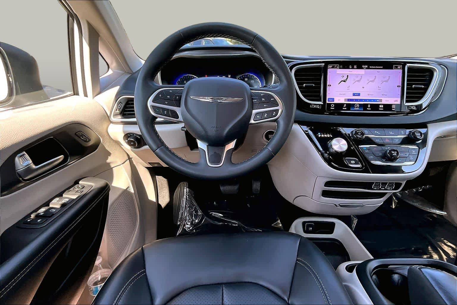 Used 2023 Chrysler Pacifica Touring-L FWD image 6