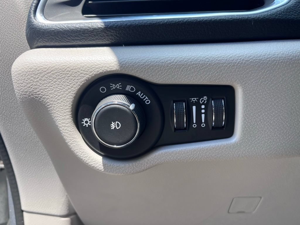 Used 2019 Chrysler Pacifica Limited w/ Tire & Wheel Group FWD image 11