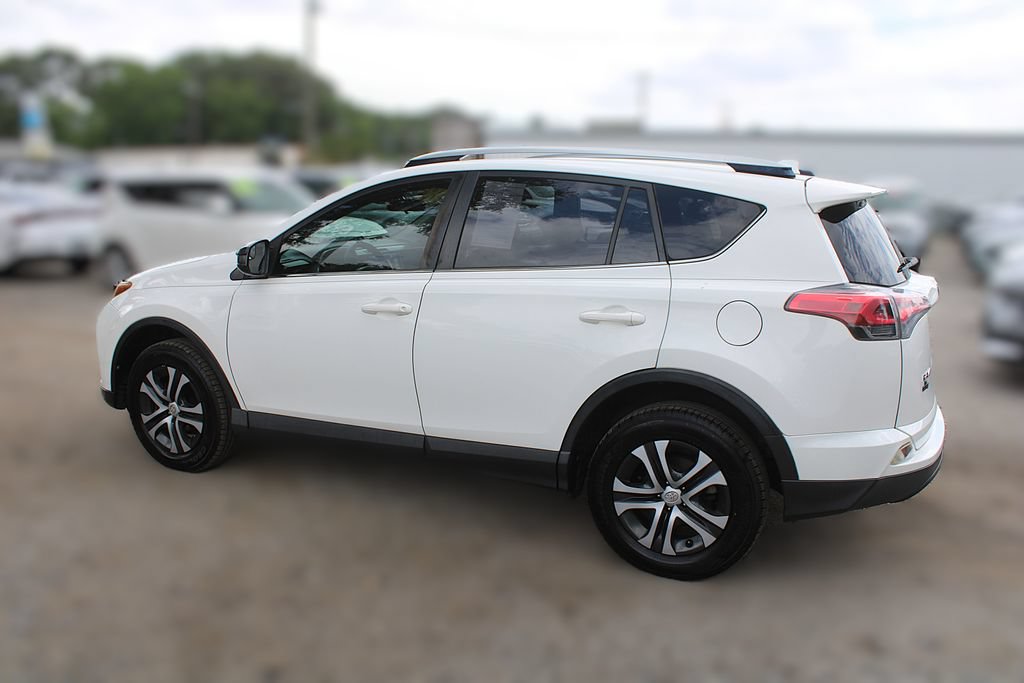 Used 2018 Toyota RAV4 LE FWD image 12
