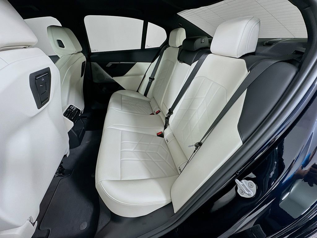 New 2026 BMW i5 eDrive40 w/ M Sport Package image 17