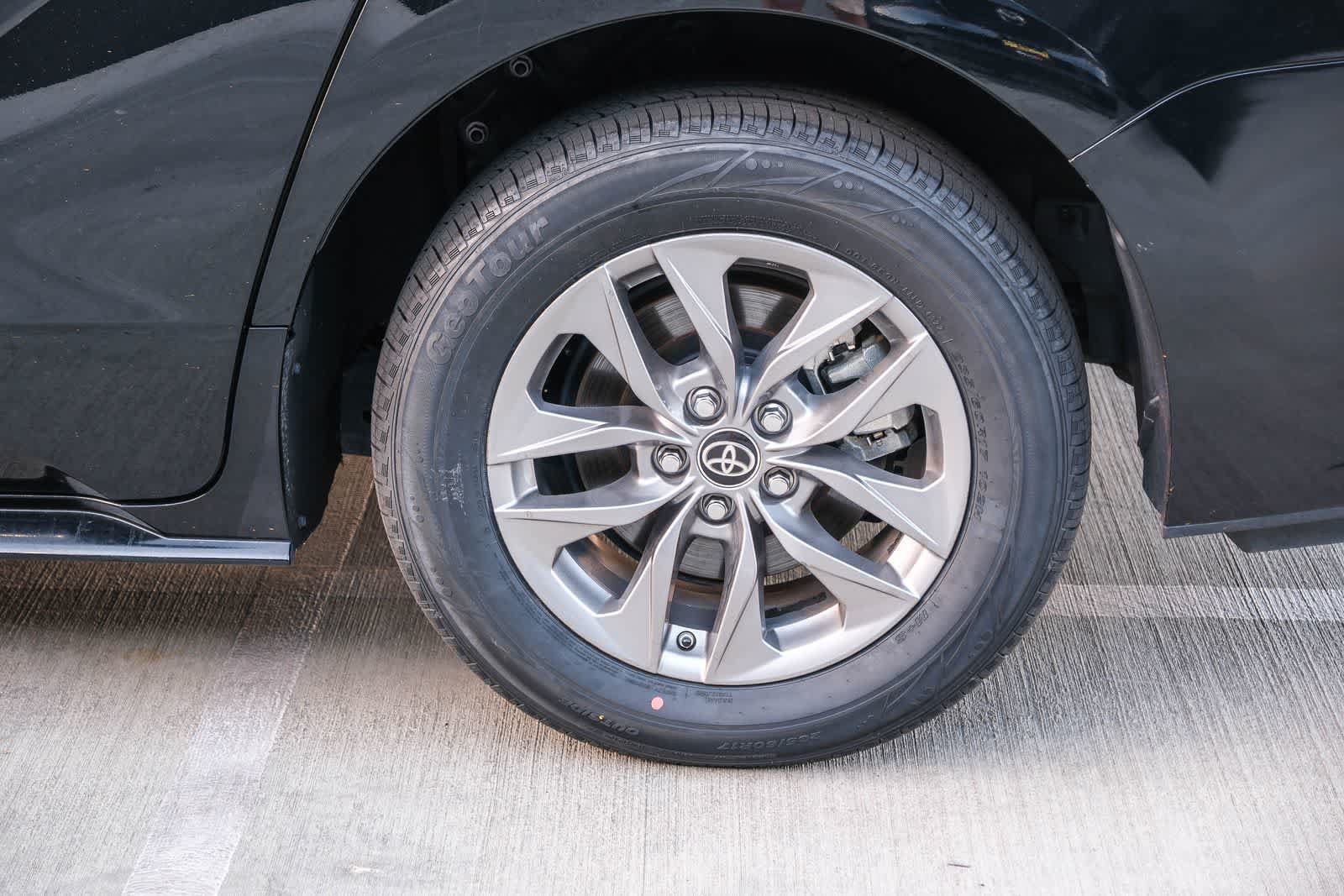 Certified 2024 Toyota Sienna XLE FWD image 8