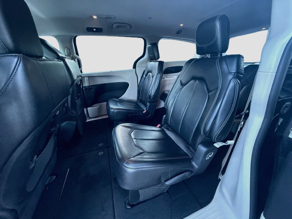 Used 2023 Chrysler Pacifica Touring-L FWD image 25