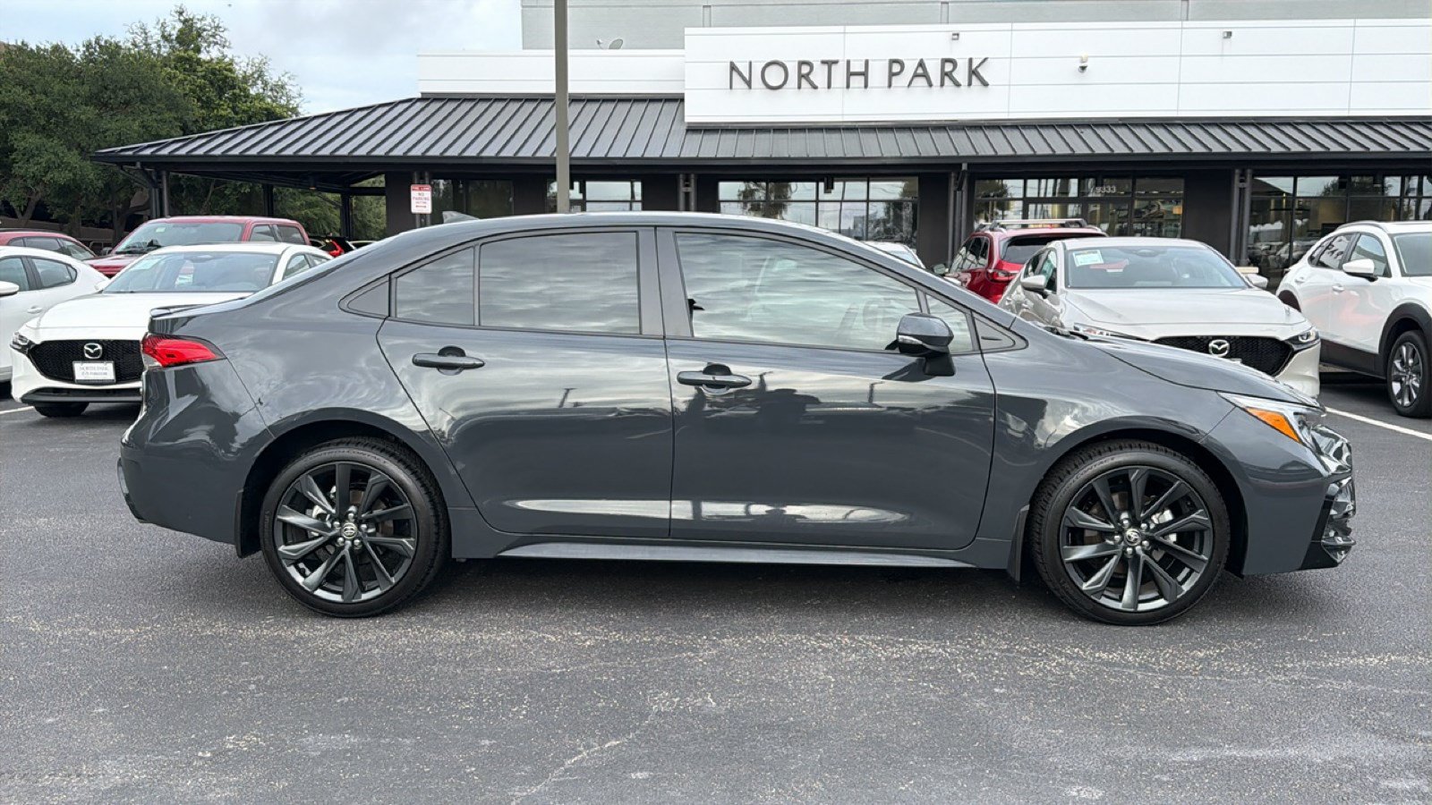 Used 2024 Toyota Corolla SE FWD image 3