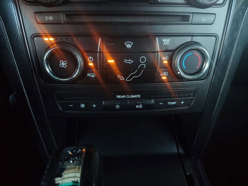 Used 2017 Ford Explorer XLT image 4