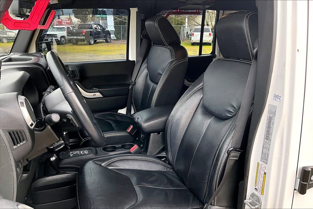 Used 2015 Jeep Wrangler Unlimited Sahara w/ Connectivity Group image 9