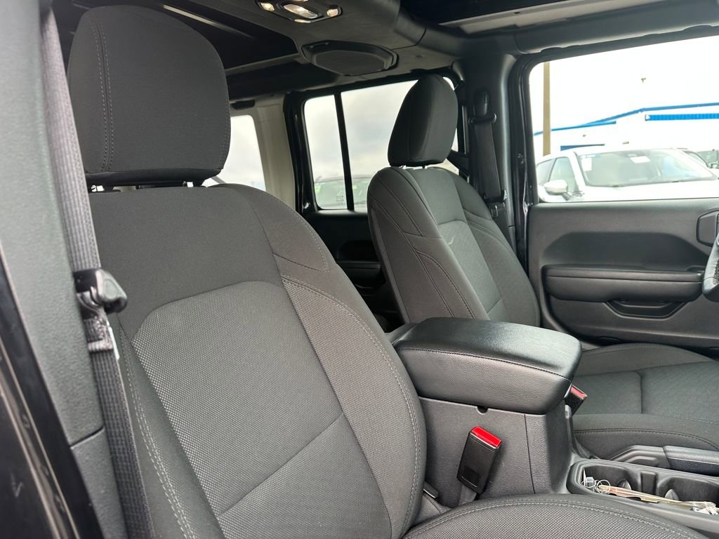 Used 2023 Jeep Wrangler Unlimited w/ Sun & Screen Package image 15