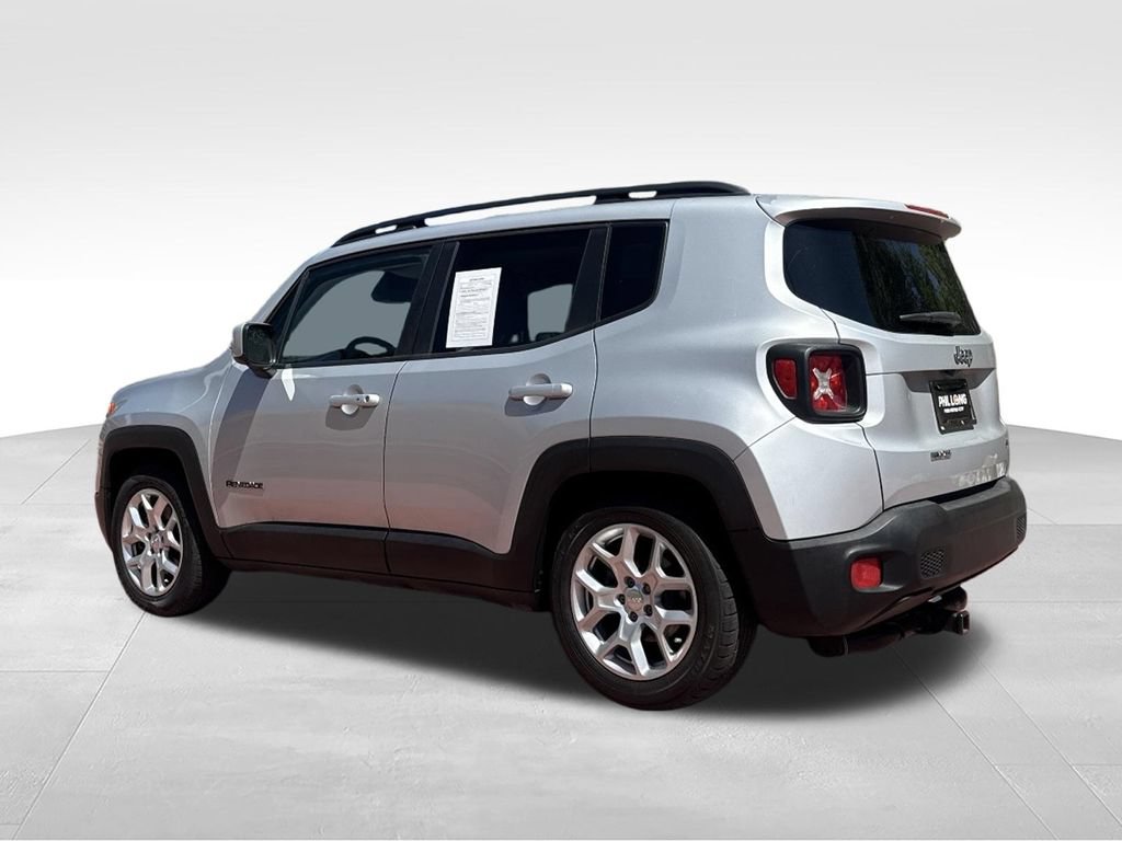 Used 2015 Jeep Renegade Latitude w/ Cold Weather Group FWD image 5