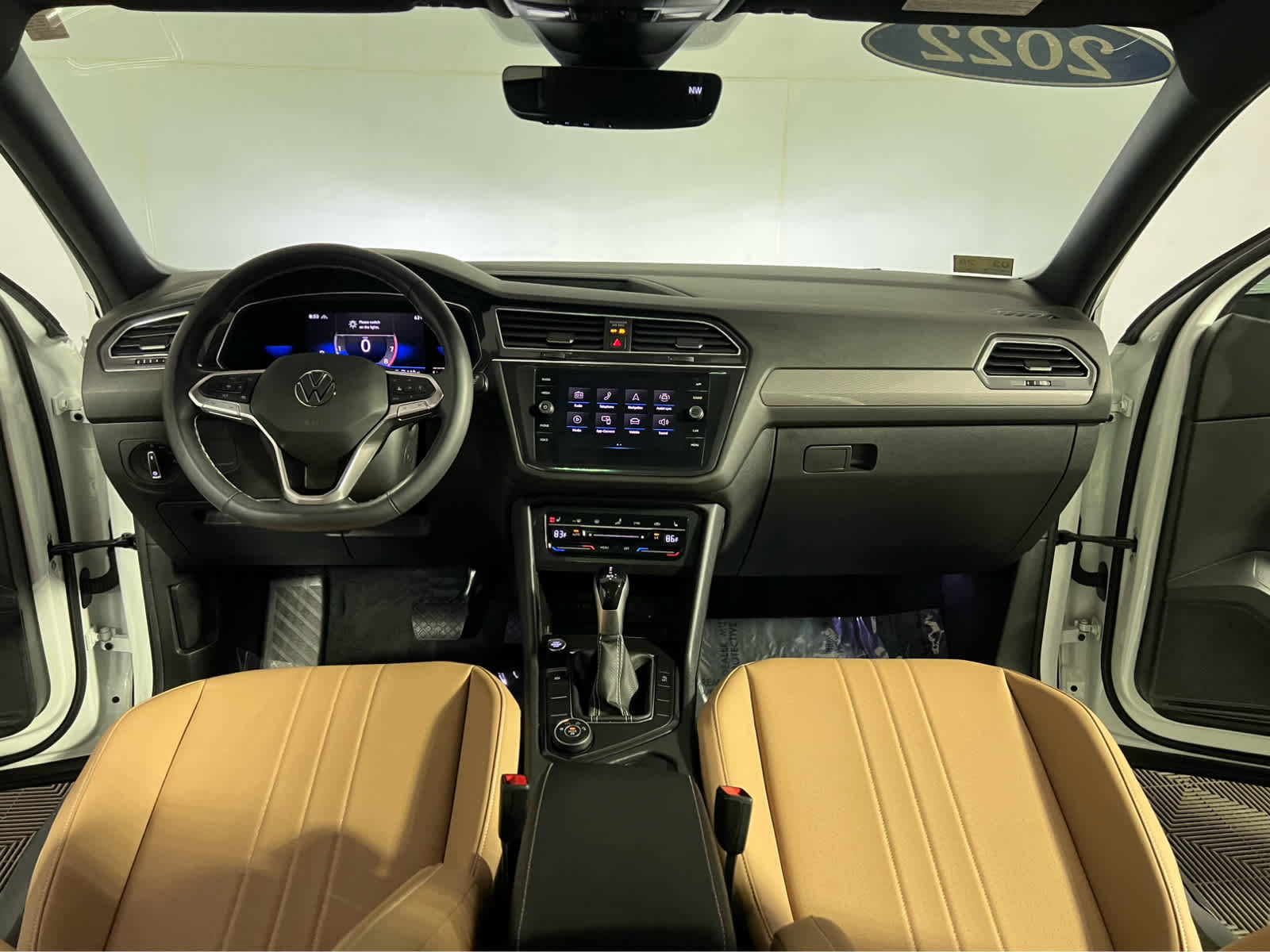 Used 2022 Volkswagen Tiguan SE w/ Panoramic Sunroof Package image 9