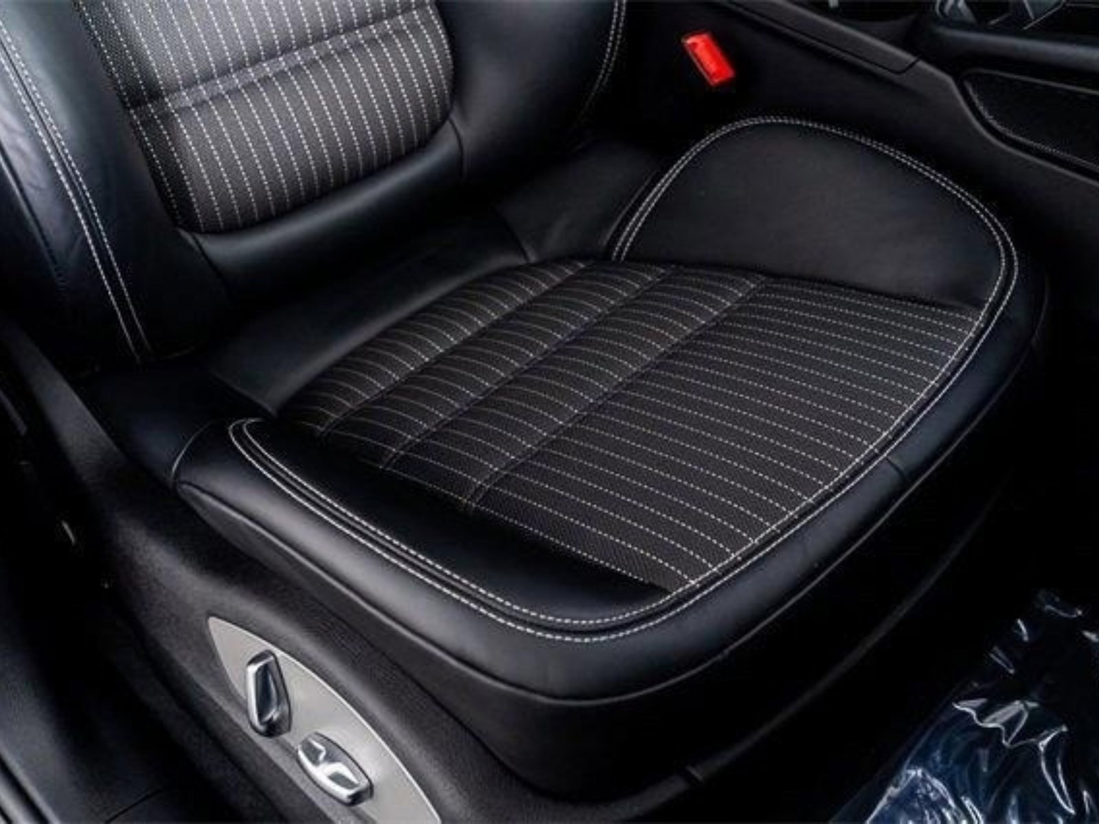 Used 2025 Porsche Macan Turbo AWD/4WD image 30