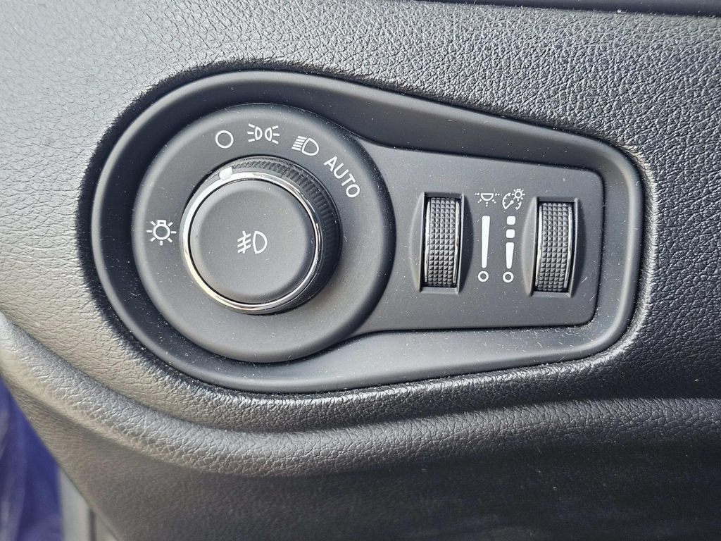 Used 2017 Jeep Renegade Latitude FWD image 25