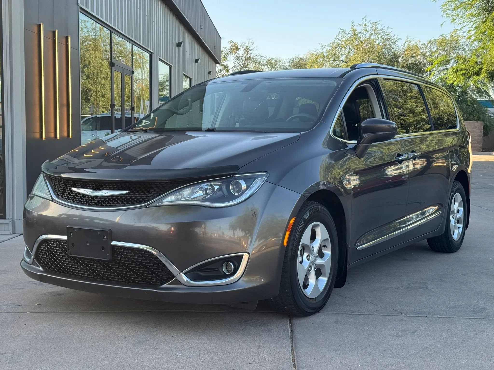 Used 2017 Chrysler Pacifica Touring-L Plus FWD image 2