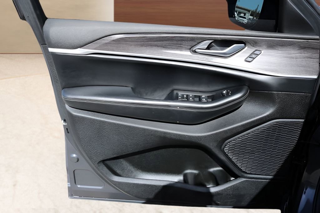 Used 2023 Jeep Grand Cherokee Limited RWD image 13