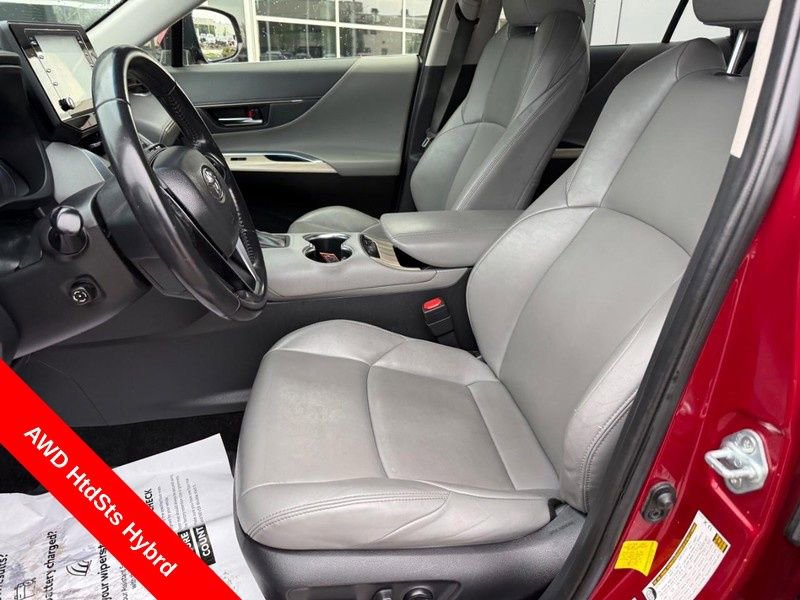 Used 2022 Toyota Venza XLE image 16